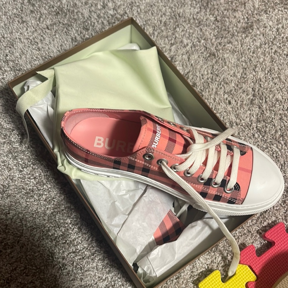 Burberry pink shoes size 38.5 never worn